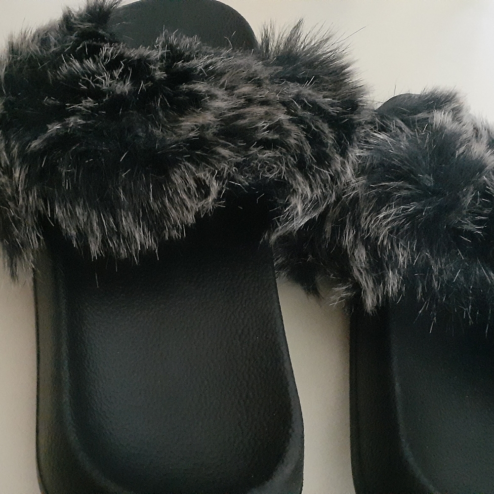 SOLD OUT Furry Sandals - Picture 6 of 10